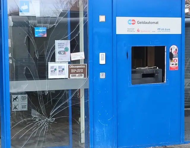 Im Meitinger Gewerbegebiet wurde in der Nacht zum Freitag, 28. November ein Bankgeldautomat rechts im Bild) gesprengt. Am 20. Dezember öffnet der Supermarkt nach umfangreichen Aufräumungsarbeiten wieder seine Türen.   | Foto: Peter Heider