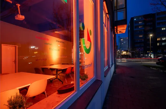 Für Frauenrechte, gegen Gewalt: In Anlehnung an die weltweite UN-Kampagne "Orange the world" ließ Vonovia den Kattentreff am 9. Dezember bis zum nächsten Morgen in einem kräftigen Orange erstrahlen.  | Foto: Vonovia/Hake