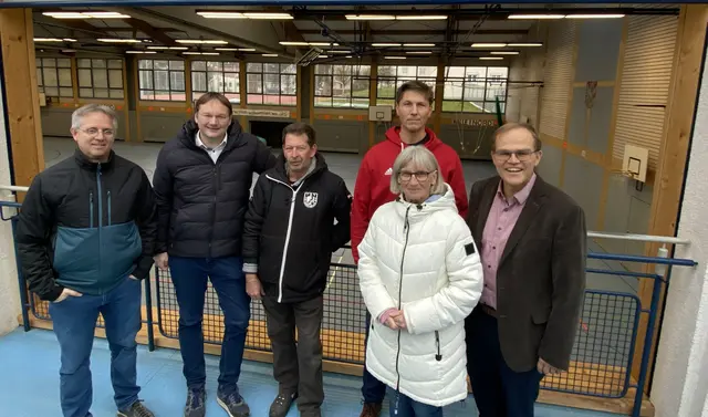 Bildunterschrift: Björn Nübel (2. Vorsitzender des TSV Krumbach), Landrat Hans Reichhart, Theo Reichelt (Vorsitzender des TSV Krumbach), Jürgen Halama (3. Vorsitzender des TSV Krumbach), Kreisrätin Johanna Herold und Jochen Schwarzmann (Schulleiter Simpert-Kraemer-Gymnasium) in der Turnhalle des Simpert-Kraemer-Gymnasiums.  | Foto: Benjamin Sigmund