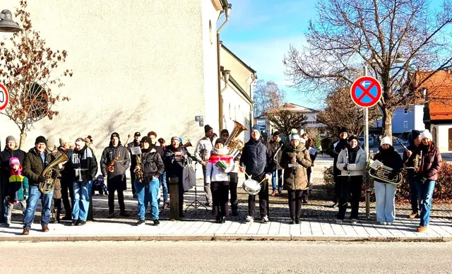 Zum traditionellen Neujahrsanblasen zogen die beiden Meitinger Musikkapellen, die SGL Kapelle und des JBO durch die Straßen der Marktgemeinde.  | Foto: Peter Heider
