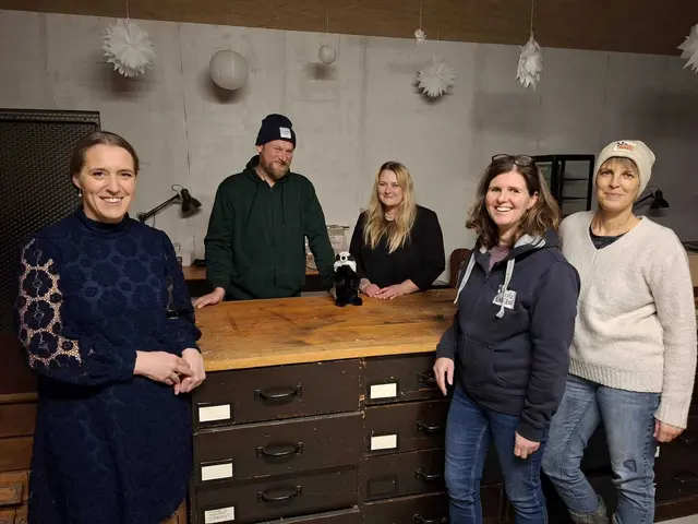 Beim Weihnachtsmarkt auf dem Linder-Hof kamen 9.000 Euro für den Verein der Dachskinder
zusammen, die Angela Jerabeck (Zweite von rechts) und Daniela Fendt (Erste von rechts)
entgegennahmen. Daniela Wörle-Oebel (links), Ehefrau des Inhabers von Busreisen Meier, durfte in
Summe 1.000 Euro überreichen. 8.000 Euro sammelten Peter und Carola Linder bei der Tombola,
beim Verkauf von Weihnachtstüten und durch Spenden.
 | Foto: D.Fendt