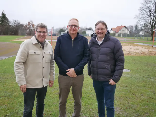 Bildunterschrift: Burgaus Bürgermeister Martin Brenner (von links), Schulleiter Michael Kühn und Landrat Hans Reichhart vor der Sportanlage der Realschule.  | Foto: Benjamin Sigmund