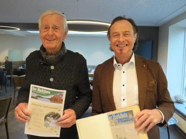 Bürgermeister Bernhard Uhl (rechts) bedankt sich mit einem kleinen Abschiedsfrühstück im Café Spring bei Werner Link (links) für seine langjährige Zustellertätigkeit | Foto: Markt Zusmarshausen