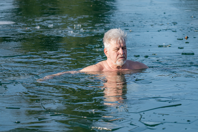 Neujahrs-Anbaden 2026 im Friedberger Baggersee.- Der erste Eisschwimmer wagt sich in die eisigen Fluten | Foto: FSeventfoto