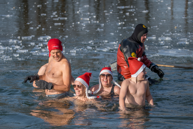Neujahrs-Anbaden 2026 im Friedberger Baggersee. Friedbergs Erster Bürgermeister Roland Eichmann (links) tauchte ebenfalls in die Fluten | Foto: FSeventfoto