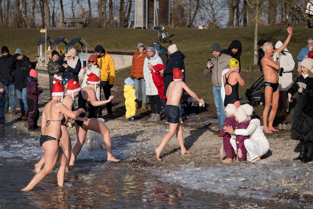 Neujahrs-Anbaden 2026 im Friedberger Baggersee.  | Foto: FSeventfoto