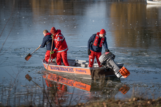 Neujahrs-Anbaden 2026 im Friedberger Baggersee. Die Wasserwacht Friedberg als Eisbrecher | Foto: FSeventfoto