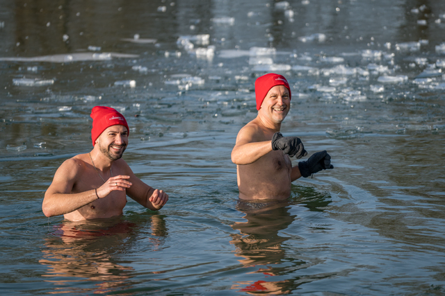 Neujahrs-Anbaden 2026 im Friedberger Baggersee. Friedbergs Erster Bürgermeister Roland Eichmann (rechts) tauchte ebenfalls in die Fluten | Foto: FSeventfoto