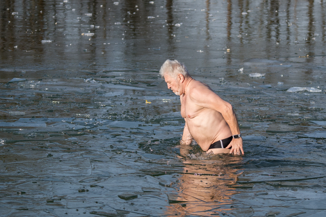 Neujahrs-Anbaden 2026 im Friedberger Baggersee.- Der erste Eisschwimmer wagt sich in die eisigen Fluten | Foto: FSeventfoto