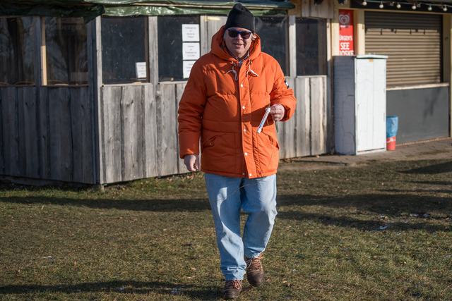 Neujahrs-Anbaden 2026 im Friedberger Baggersee.Veranstalter Jürgen Koppold auf dem Weg zum Messen der Wassertemperatur | Foto: FSeventfoto