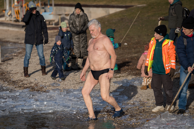 Neujahrs-Anbaden 2026 im Friedberger Baggersee.- Der erste Eisschwimmer wagt sich in die eisigen Fluten | Foto: FSeventfoto