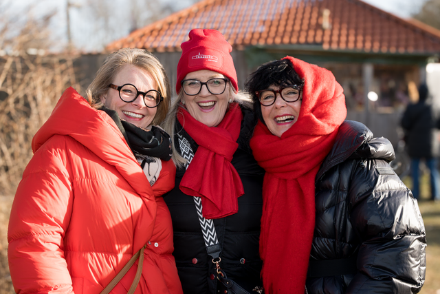 Neujahrs-Anbaden 2026 im Friedberger Baggersee. Gut gelaunte Besucher v.l.: Petra Volles, Ulli Sasse-Feile und Petra Gerber | Foto: FSeventfoto
