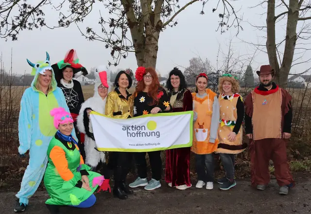 Mitarbeiterinnen und Mitarbeiter der aktion hoffnung präsentieren eine Auswahl an Faschingskostümen, die bei den Secondhand-Faschingsmärkten der aktion hoffnung angeboten werden.  | Foto: (Foto: Karin Stippler, aktion hoffnung)