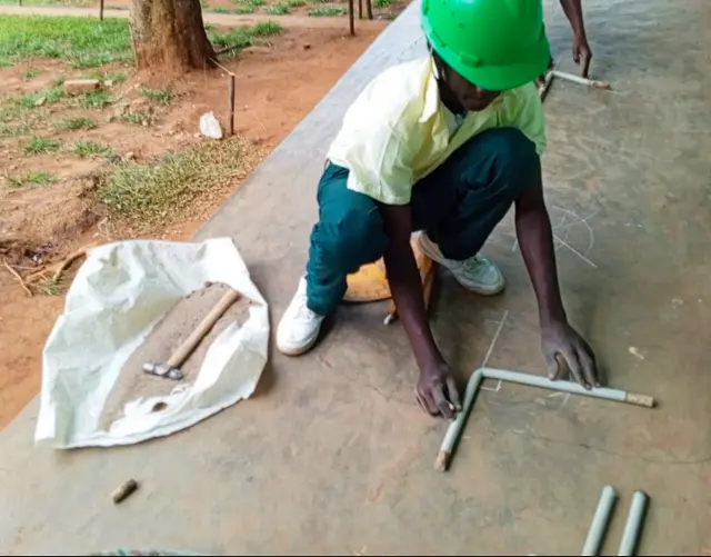 Installateurschüler beim Rohrebiegen | Foto: Fr. Joseph Sserunjogi