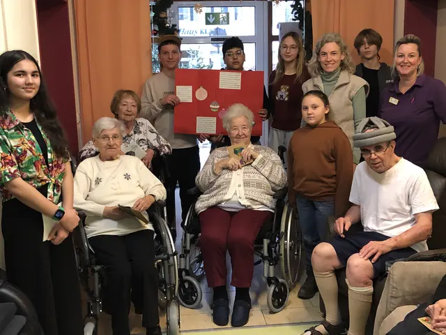 Foto: Die Deutschklasse der Mittelschule Meitingen besuchte mit ihrer Lehrerin Ines Brinker (stehend Zweite von rechts) die Bewohnerinnen und Bewohner des Laubenbachs. Sie brachten Vorweihnachtsfreude.