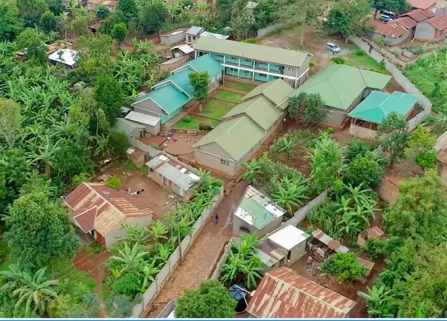 Das Schulgelände mit der der Einfriedungsmauer | Foto: Fr. Joseph Sserunjogi