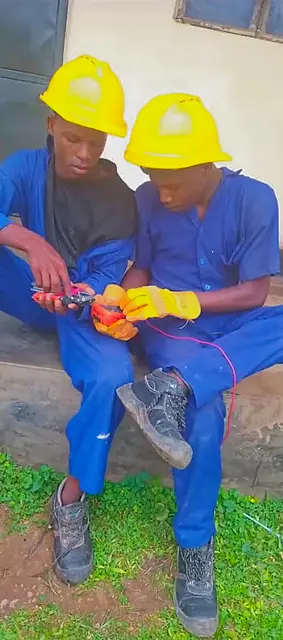 Absolventen der Elektrikerausbildung bei der Arbeit | Foto: Fr. Joseph Sserunjogi