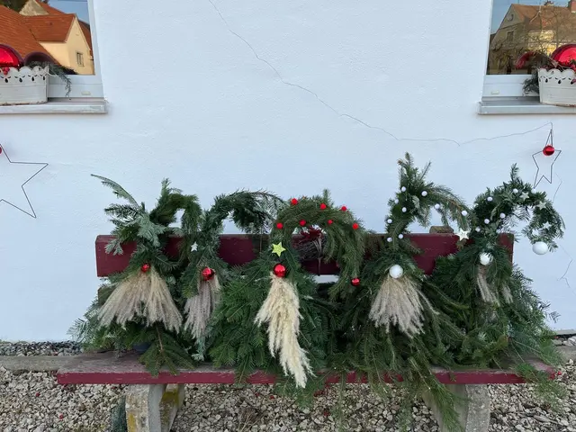 Foto: Jedes für sich ein kleines Kunstwerk - die "Wichtelkompositionen" von Anita Deisenhofer. 