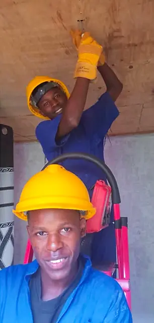 Absolventen der Elektrikerausbildung bei der Arbeit | Foto: Fr. Joseph Sserunjogi