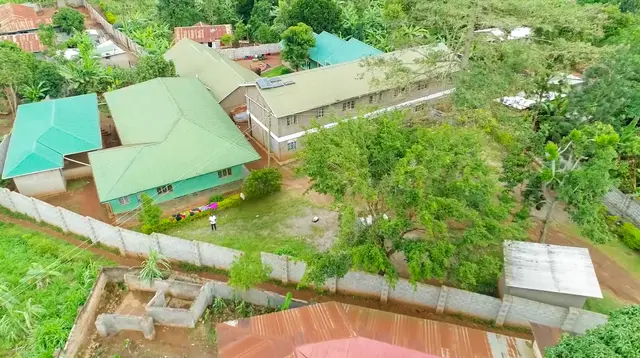 Das Schulgelände mit der Einfriedungsmauer von oben | Foto: Fr. Joseph Sserunjogi