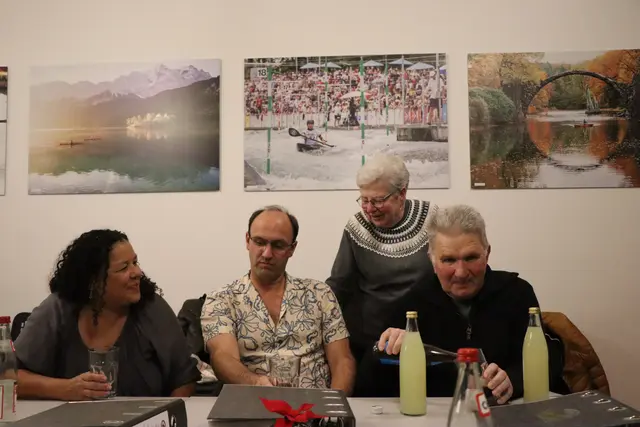 Schwelgen in Erinnerungen - von links Gilda und Oliver Fix, Christa und Horst Woppowa | Foto: Marianne Stenglein