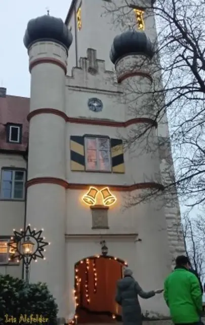 Vordere Ansicht des Schlosses und Eingang zum Kipferlmarkt. | Foto: Iris Alefelder