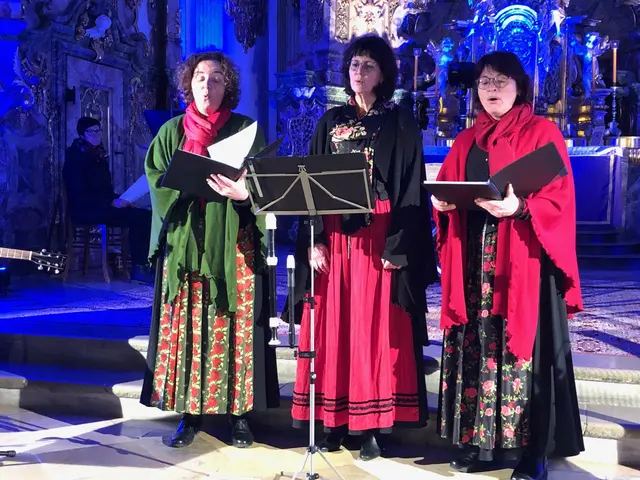 Foto: Sie feierten ihr 40-jähriges Bestehen mit einem adventlichen Konzert in Holzen: Marlies Landherr, Ulrike Heindl und Johanna Wech - der "Lauterbacher Dreigesang".