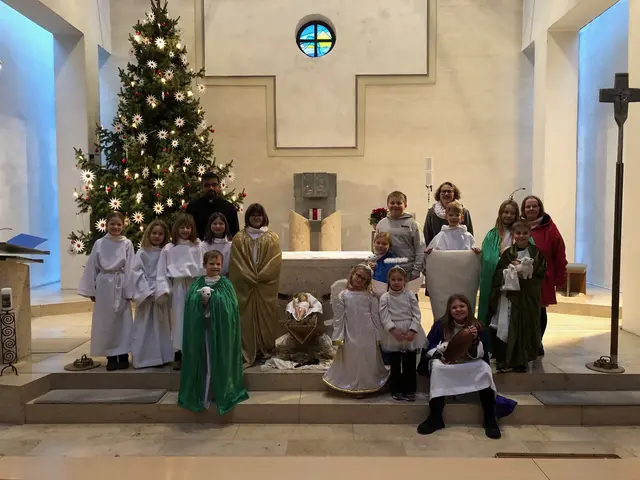 Foto: Unter der Regie von Susanne Hurler (hinten rechts) - mit Unterstützung von Mesnerin Simone Götzfried (Dritte von rechts)  - spielten Kinder von 6 - 12 Jahren die Adventslegende "Das Hirtenlied" in St. Ulrich in Ellgau.