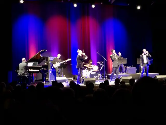 Foto: "The Italian Tenors" mit Live-Band auf der Bühne der Stadthalle in Gersthofen.
