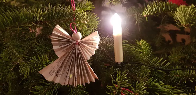 Auch dort ist der Baum mit Gesangbuchengeln geschmückt