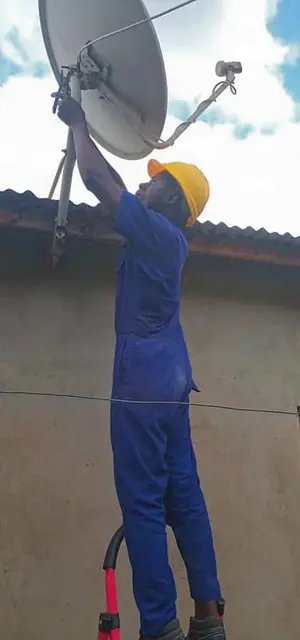 Absolvent der Elektrikerausbildung bei der Arbeit | Foto: Fr. Joseph Sserunjogi