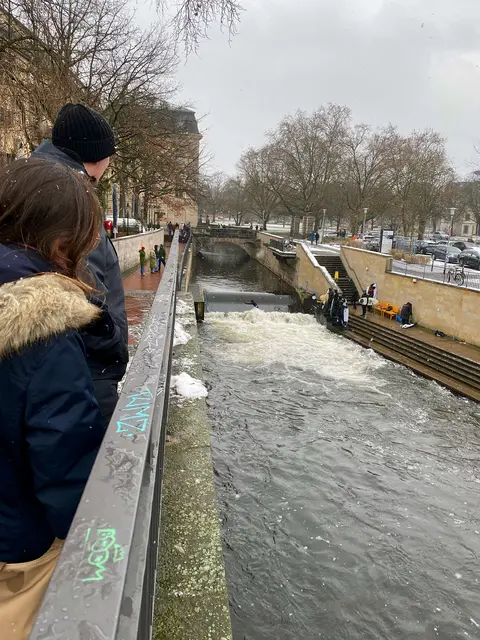 Weiter durch die Altstadt zur Leinewelle