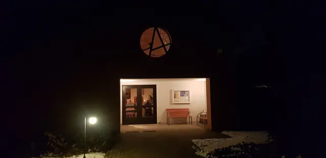 Dunkelheit und Licht - ein reizvoller Gegensatz an der Kapelle am Friedhof in Alvesrode (5.1.26)