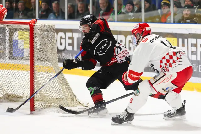 Stefan Rodrigues (in rot/schwarz) erzielt nach Scheibeneroberung hinter dem Tor das 1:0. | Foto: Dietmar Ziegler