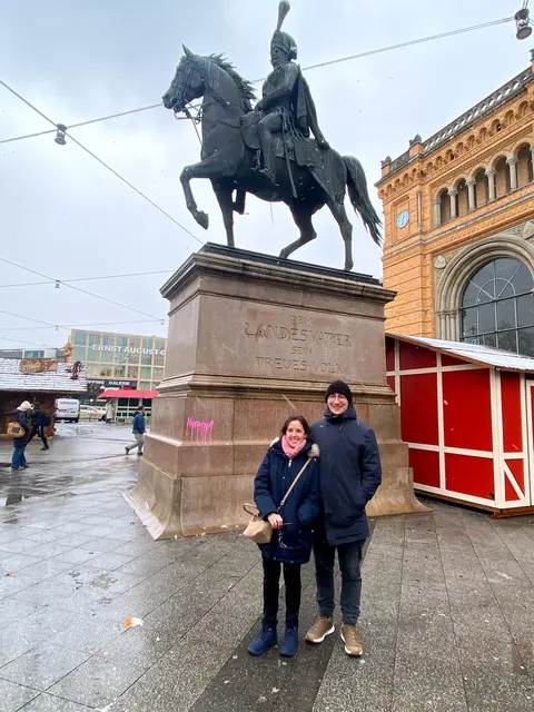 In Hannover trifft man sich unter dem Schwanz am Hauptbahnhof