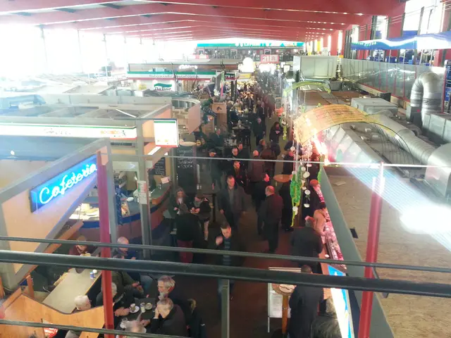 Zum Aufwärmen in die Markthalle. Die war rappelvoll.