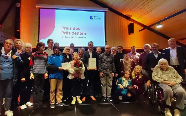 Auch wenn die Lichtverhältnisse auf der Bühne am Eiskanal in Augsburg es ein bisschen kaschieren zu scheinen: die Freude beim Integrativen Sportverein SG-Handicap Nördlingen über den 2. Platz beim Preis des Bezirkstagspräsidenten war sehr groß! | Foto: SG-Handicap