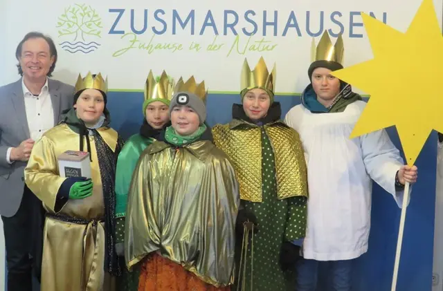 Bürgermeister Bernhard Uhl (links) mit der Sternsingergruppe. | Foto: Markt Zusmarshausen