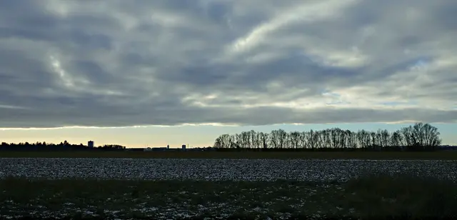 Südlich von Augsburg ist der Himmel wolkenlos und blau
