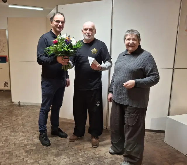 Der 1. Vorsitzende Matthias Kistmacher (links) und die 2. Vorsitzende Nina Zachael (rechts) gratulieren dem Jubilar.