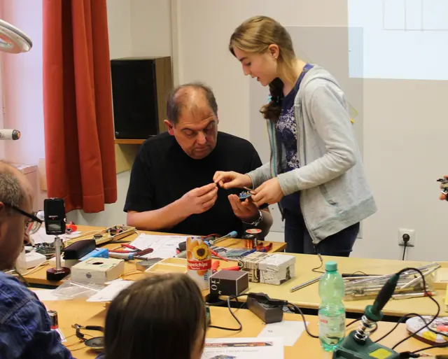 Robert Riedel bot auch immer wieder Kursi zum Bau von UKW-Radios im Radio- und Telefonmuseum an. Auch Kurse für Elektrtechnik mit Elektronikbaukästen hielt er im Radio- und Telefonmuseum oder im Schullandheim Bliensbach. Im Vortrag am Sonntag, 18. Januar um 15 Uhr, geht es wieder um Wanzen und Minispione. | Foto: Bild: Otto Killensberger