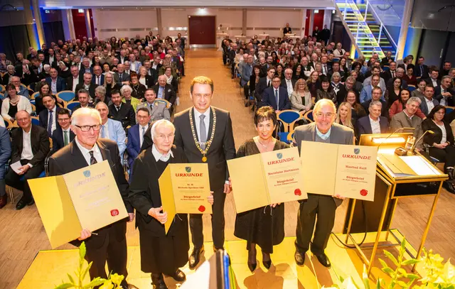 Ehrungen anlässlich des Neujahrsempfangs der Großen Kreisstadt Dillingen a.d.Donau 2026. Oberbürgermeister Frank Kunz (Mitte) zeichnete im Namen der Stadt mit dem Bürgerbrief folgende Persönlichkeiten aus (von links): Karlheinz Wieser, Schwester Michaela Speckner, Mariuluise Hartmann und Manfred Keiß. | Foto: Jan Koenen - Stadt Dillingen