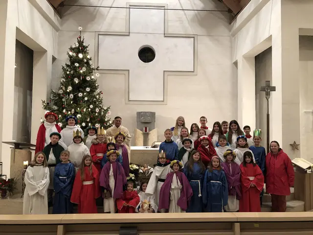 Foto: Die Ellgauer Sternsingerinnen und Sternsinger nach der Aussendung durch Pfarrer Norman D´Souza (hintere Reihe vor dem Christbaum). Vorbereitet werden sie schon seit vielen Jahren von Susanne Hurler (vorne rechts).