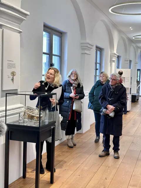 Margit Möding führte u.a. die SPD Ortsvereinsvorsitzende Ulrike Sasse-Feile, deren Stellvertreterin Tamara Greber sowie Peter Feile durch die Uhrenausstellung. | Foto: SPD Friedberg