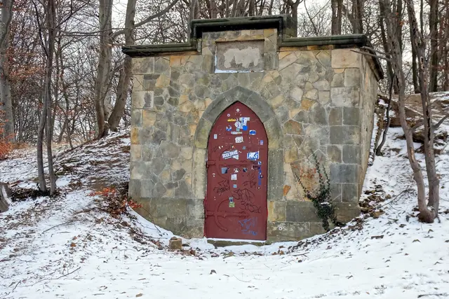Wasserbassin für das Schloss, hier endete die Holz-, später Ton- bzw. Eisenwasserleitung vom Bergbaugebiet Eierberg/Hartenberg, die über den Annaweg führte