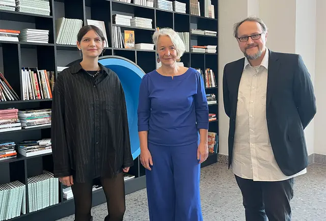 v.l.: Leonie Appl, Mit-Kuratorin der Ausstellung „Aufgetaucht“, Museumsdirektorin Prof. Dr. Katja Lembke  und Dr. Florian Klimscha, Kurator der archäologischen Sammlung.