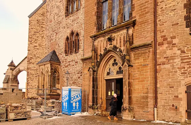  während des Umbaus des Schlosses 1863 bis 1885 entstand die St. Pantaleon und Anna Schlosskirche, schon seit der Burggründung gab es auf der Burg eine Kapelle