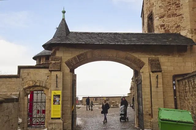 Durchgang zur Kirche und der Terrasse