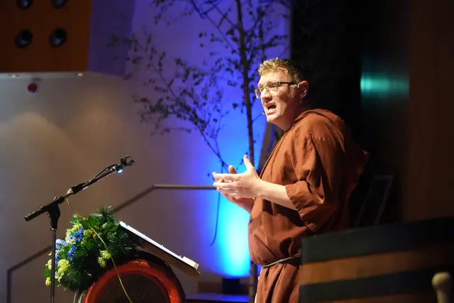 Karl Bader alias Bruder Baderbas nimmt in seiner Predigt aktuelle gesellschaftliche Entwicklungen humorvoll unter die Lupe. | Foto: Michael Lindner/ Stadt Günzburg