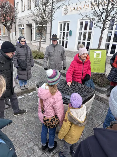 Mit Zwischenstopps und viel Geschichtsinfos ging es durch Friedberg bei der SPD Neujahswanderung. | Foto: SPD Friedberg